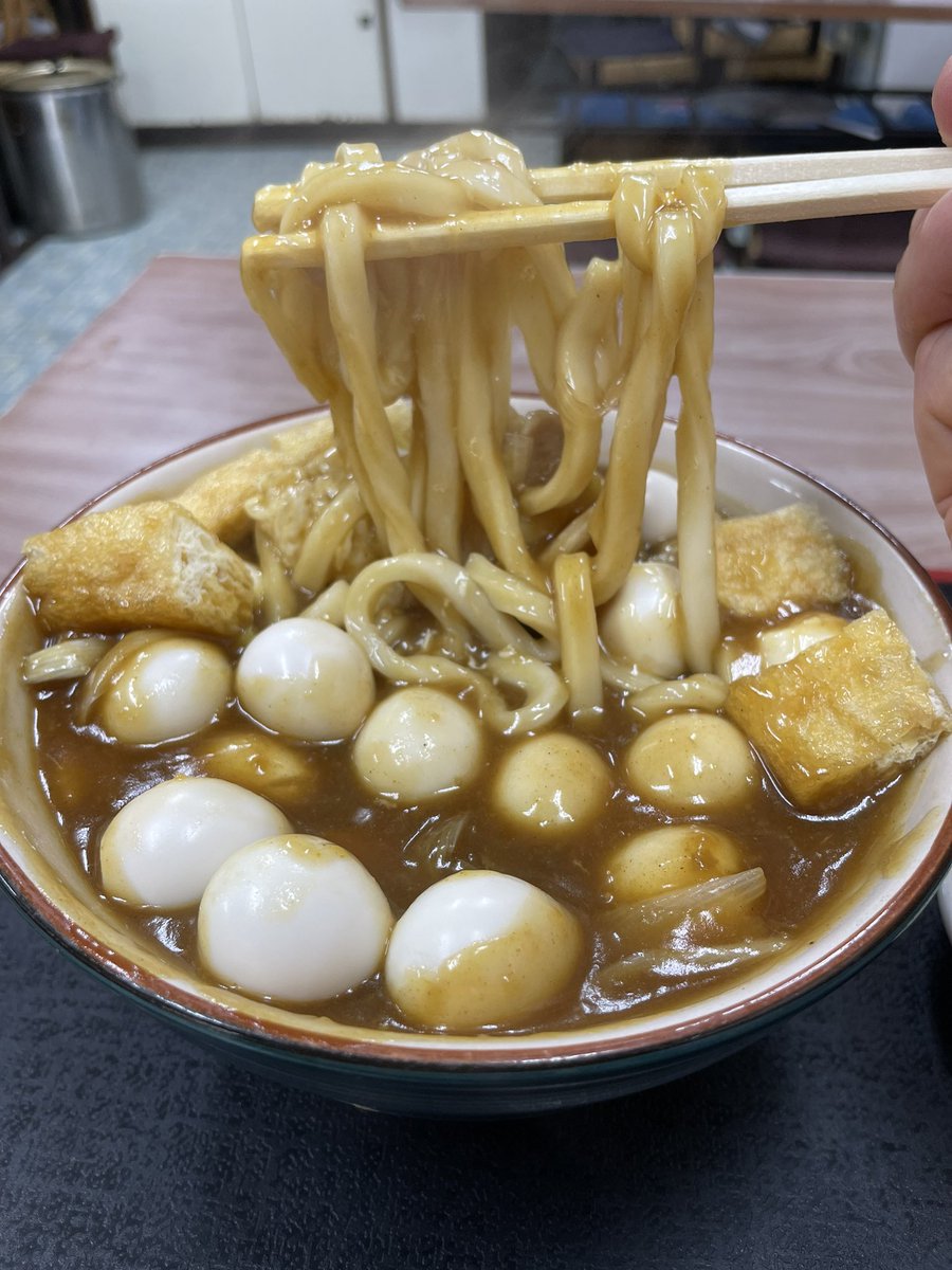 rin2CANDY's tweet photo. 📍 広栄屋📍
下北沢駅から徒歩7分

カレーうどんの大海にうずら20個‼️

肝心のカレーの味はベーシックで
うどんを食べ終わると何と下にトロロが入っていてその下にはご飯が‼️🍚
うどん🍲とご飯🍚を一杯で楽しめる、炭水化物好きな方やデブには夢の様な一杯‼️ https://t.co/mQQ92SZsNH