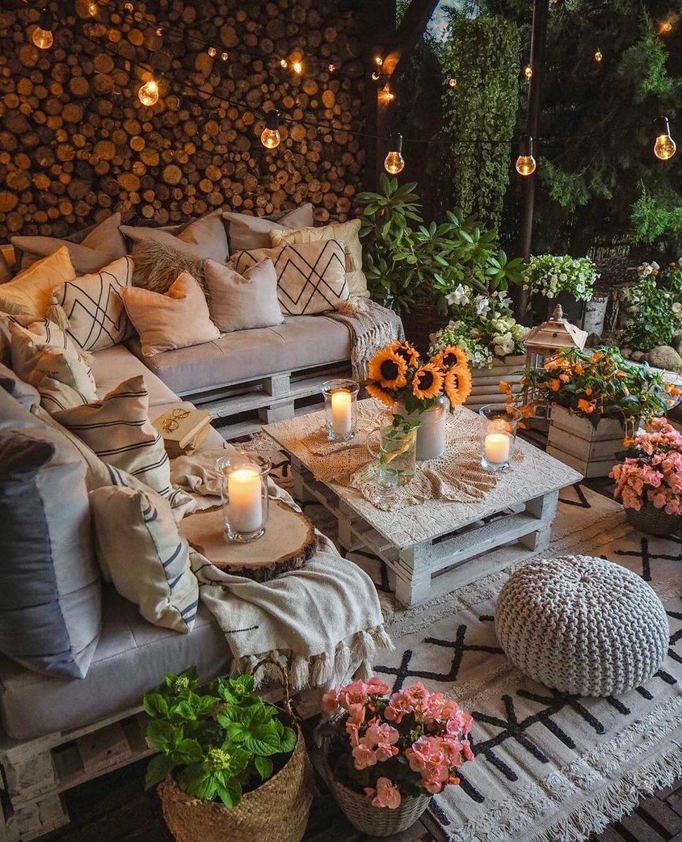 🌸The flowers🌼 and the lights give this terrace a unique touch 🤩 How would you make this terrace a unique place? Leave your opinion below!👇 
.
.
.
#exteriors #decorinspiration #interior125 #bohohomedecor #interior_design #bohemiandecor #interiorlove #interior444 #interior2all