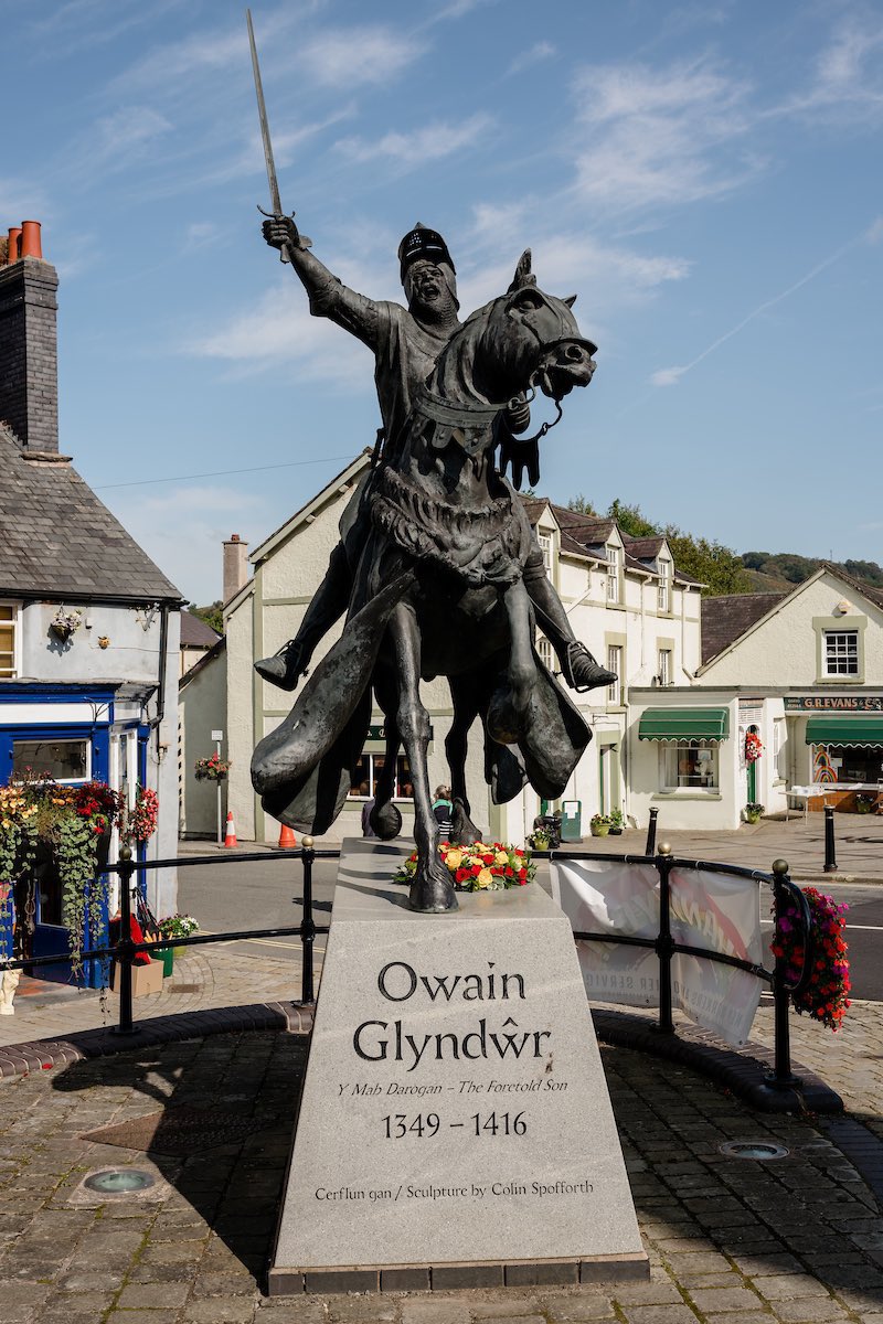 FAWales's tweet photo. Owain Glyndŵr 🏴󠁧󠁢󠁷󠁬󠁳󠁿 Y Mab Darogan

#OwainGlyndŵrDay | #TogetherStronger https://t.co/fi4ikZXMVS