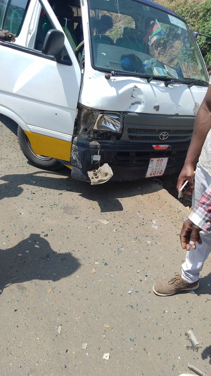 Renegade_uja's tweet photo. Just had an accident 😔 and the guy who caused it has fled.. BY 7744 , red Passo. Yathawira mu chinyonga.. Kindly retweet. https://t.co/sTohFzk3UB