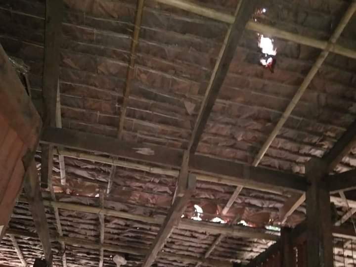 Chan45704011's tweet photo. Mon State, It is known that 1 child and 1 woman were injured and 3 homes were damaged due to the terrorist army firing heavy weapons at villages in Thaton Township.

#2023Sep16Coup
#NoMoreDirtyDeals
#DoMoreSingapore 
#WarCrimesOfJunta
#WhatsHappeningInMyanmar https://t.co/kpjmrbmYgP