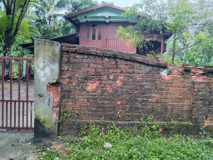 Chan45704011's tweet photo. Mon State, It is known that 1 child and 1 woman were injured and 3 homes were damaged due to the terrorist army firing heavy weapons at villages in Thaton Township.

#2023Sep16Coup
#NoMoreDirtyDeals
#DoMoreSingapore 
#WarCrimesOfJunta
#WhatsHappeningInMyanmar https://t.co/kpjmrbmYgP