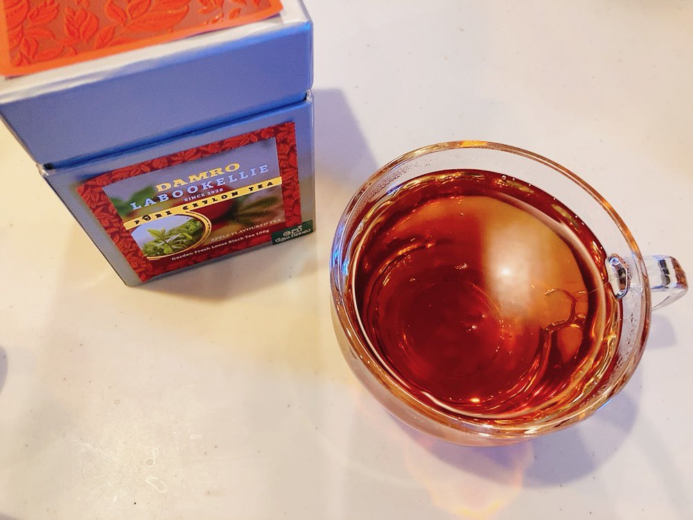 ODEKAKEGAMO88's tweet photo. 以前から気になっていたアイスを近所で見つけました🍎🥧
周りのコーティングもカスタード味で中のリンゴの食感も最高なのですが、甘さが想像以上でした😣💦
初めて甘さに震えてしまい、途中でアップルティーのストレートを淹れて中和させながらいただきました😰
#茶好蓮 #木漏れ日のお茶会 #DAMRO https://t.co/w4N5SrbSlV