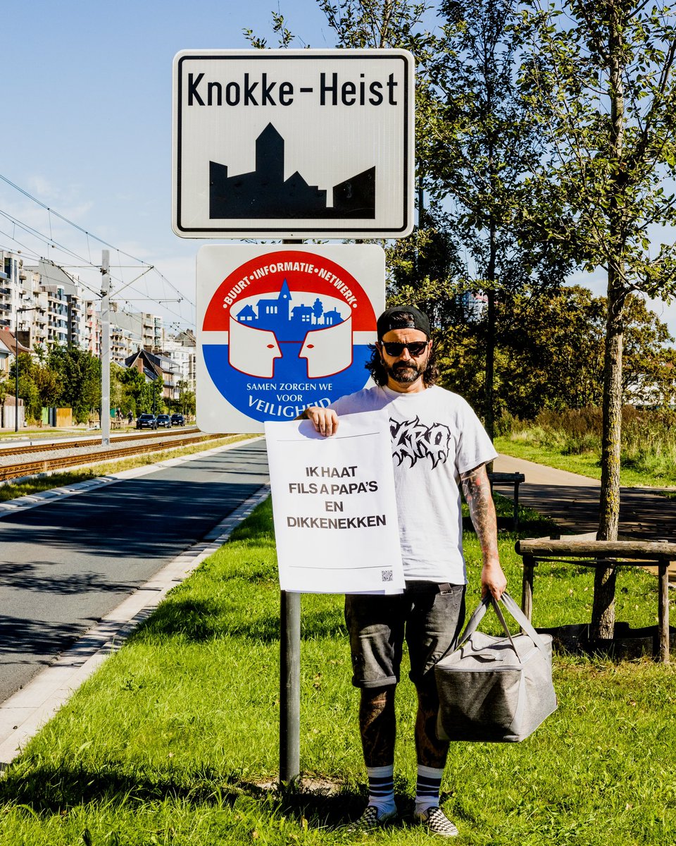 fleddymelculy's tweet image. Sinds we een gouden plaat hebben wordt het marketingbudget bij de platenfirma verzevenenveertigvoudigd.
Om de teasing-campagne van de nieuwe single KORREL ZOUT wat kracht bij te zetten, werd geïnvesteerd in een peperdure fotoreeks
PS: Deze foto werd toevallig in Knokke genomen.