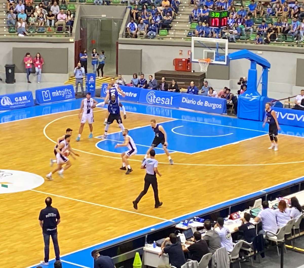 Ayer disfruté de 4 propuestas muy atractivas en la Copa Castilla y León. Mucha suerte en el debut ACB <a href="/ZunderPalencia/">Zunder Palencia</a> juegan un buen basket y están bien trabajados ! ¡Que nivel en la Leb Oro 23-24!
Pinta muy bien <a href="/SanPabloBurgos/">Recoletas Salud San Pablo Burgos</a>, mucho oficio Valladolid  y energía Tizona!