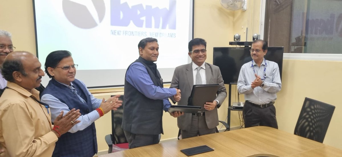 CMD_MIDHANI's tweet image. #AtmanirbharBharat
#indigenization
An MoU was signed between M/s MIDHANI and M/s BEML to explore the areas of cooperation, indigenisation and the future business opportunities. 
@giridhararamane 
@rashtrapatibhvn 
@dprohyd