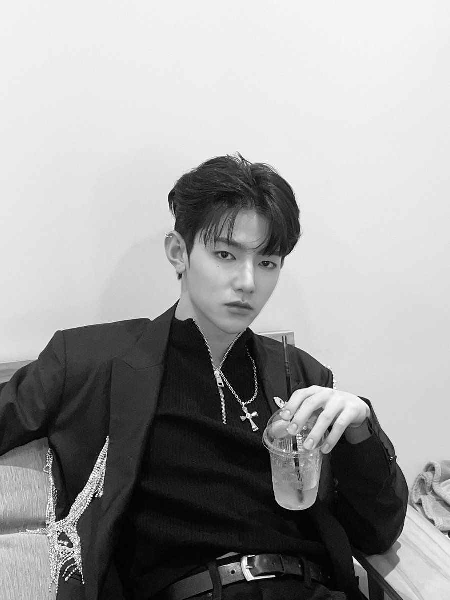 nayahaori's tweet photo. "swerve lane"                    "you try" https://t.co/LXIwiywoSW