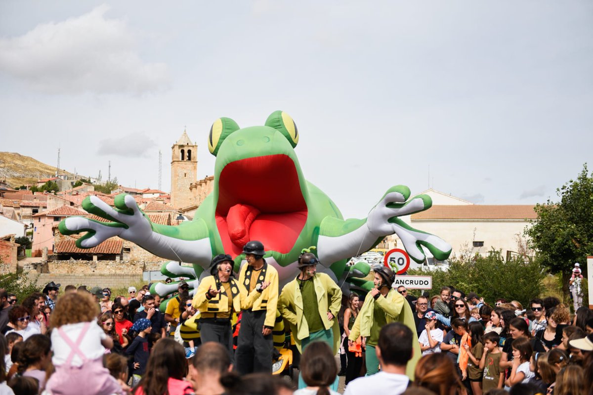 FestivalGaire's tweet photo. Los Superbichos de #Coscorron han tomado las calles de Pancrudo esta mañana hasta dar paso al circo de #Cia.Pakipaya.
Gran ambiente en las calles... ¿Te vas a perder las propuestas de esta tarde?
📷 de https://t.co/RrF5kLeqxt
#gaire #festivalgaire #pancrudo #tierradefestivales https://t.co/HAVWUAb5ur