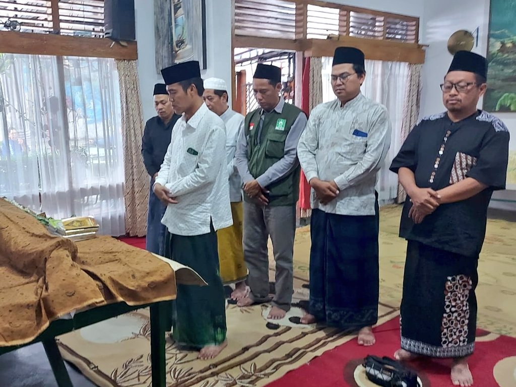 mideomoto's tweet photo. 16/09/2023• Ketua Tanfidziyah @pcnukabmagelang KH. Achmad Izuddin dan Jajaran Pengurus Harian, Takziyah Simbah Retno Dumilah
Ibunda Bapak Rahmad Erwanto (Pak Wawan Ngadisalam, Gunungpring) Pengurus MWC NU Kecamatan Muntilan. #gusdin #numagelang 
#วอลเลย์บอลหญิง https://t.co/f4egsi4Isx