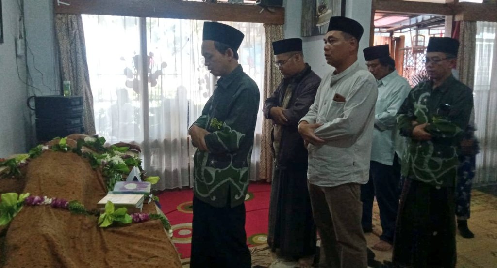 mideomoto's tweet photo. 16/09/2023• Ketua Tanfidziyah @pcnukabmagelang KH. Achmad Izuddin dan Jajaran Pengurus Harian, Takziyah Simbah Retno Dumilah
Ibunda Bapak Rahmad Erwanto (Pak Wawan Ngadisalam, Gunungpring) Pengurus MWC NU Kecamatan Muntilan. #gusdin #numagelang 
#วอลเลย์บอลหญิง https://t.co/f4egsi4Isx