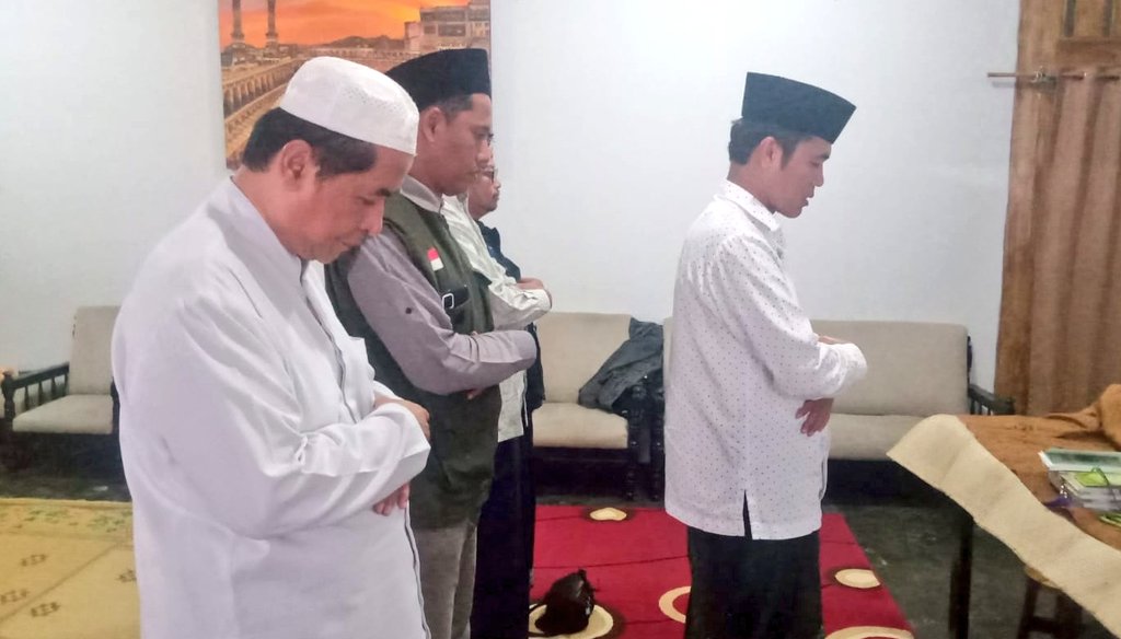 mideomoto's tweet photo. 16/09/2023• Ketua Tanfidziyah @pcnukabmagelang KH. Achmad Izuddin dan Jajaran Pengurus Harian, Takziyah Simbah Retno Dumilah
Ibunda Bapak Rahmad Erwanto (Pak Wawan Ngadisalam, Gunungpring) Pengurus MWC NU Kecamatan Muntilan. #gusdin #numagelang 
#วอลเลย์บอลหญิง https://t.co/f4egsi4Isx