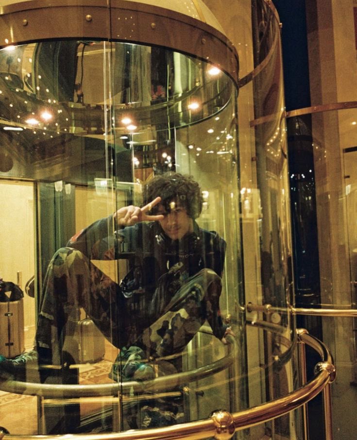 mental4matty's tweet image. I knew it! He was reunited with #timotheechalamet in the new Wonka. Crush reactivated? 🤞
#mattyhealy #glasselevator