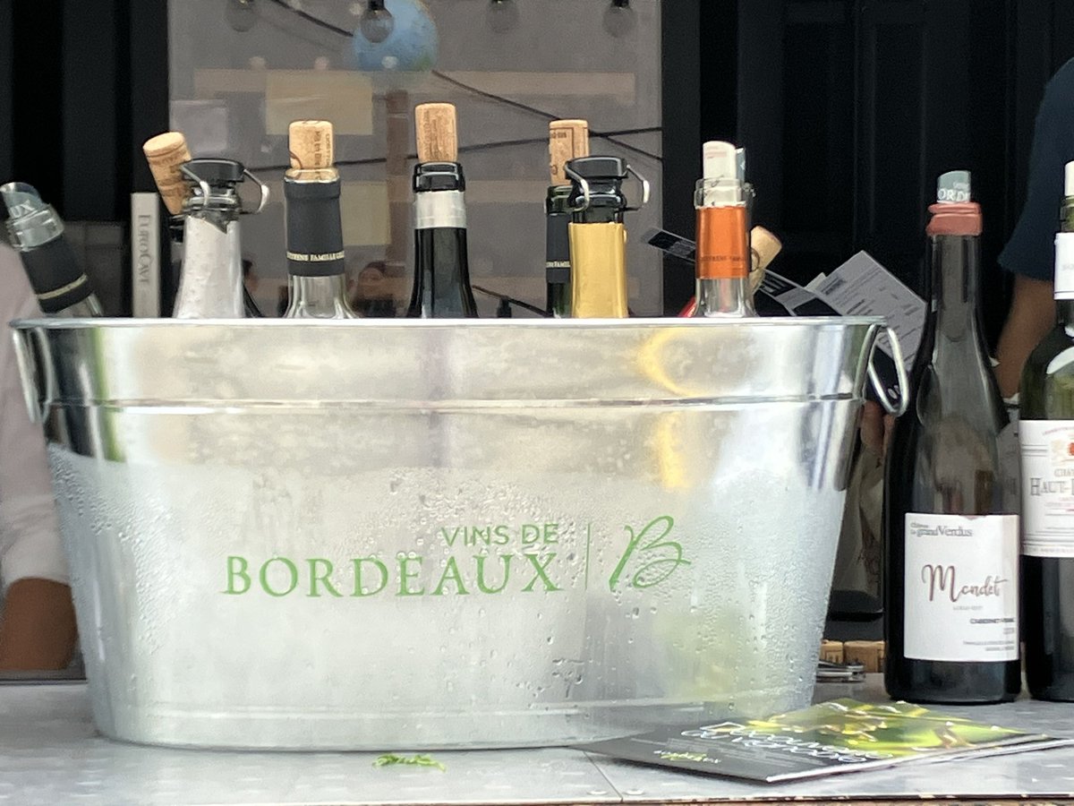 #FestivalDuMonde  🎉 👏
Les vignerons et vigneronnes des <a href="/VinsdeBordeaux/">Les Vins de Bordeaux 🍇</a> vous accueillent sur l’esplanade du Journal <a href="/lemondefr/">Le Monde</a> ! L’occasion de découvrir 🔎des pépites 🍷de toutes les couleurs #rubis #carmin #pourpre à l’occasion des #Journeesdupatrimoine