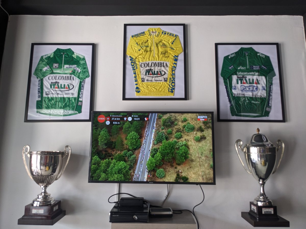 dimavi78's tweet photo. @mario_sabato @PROFE_RESTREPO @ESPNCiclismo viendo la vuelta en el almacén del gran Freddy González en Ibagué https://t.co/yljO90Gzhn