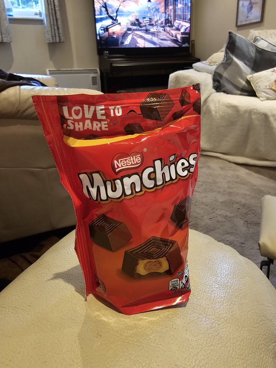 emma76history's tweet image. I'm sorry, but who is sharing a bag this size???? They were never this small what's happened??? The cost of living has gone up and the size of important vital brain food has shrunk???
Erm, I'm not OK with this!!! 🤬 @nestle please rectify this. #chocolate #shrinkage #notsharing