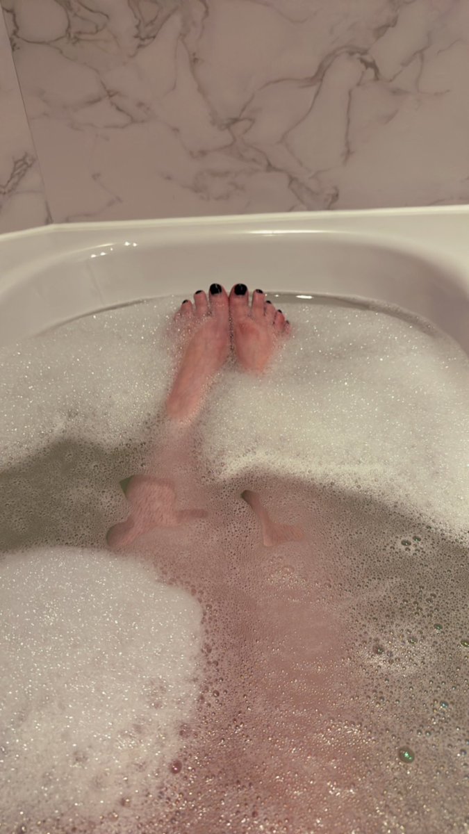 TheLittleBrat_'s tweet photo. Bubble baths. Name a better feeling.
#nsfw #nsfwcontent #nsfw_twt #nsfwtw #bubblebaths #feetcontent #feetfinder #sub #sellingcontent #paypiggie https://t.co/iqWRetfXSL