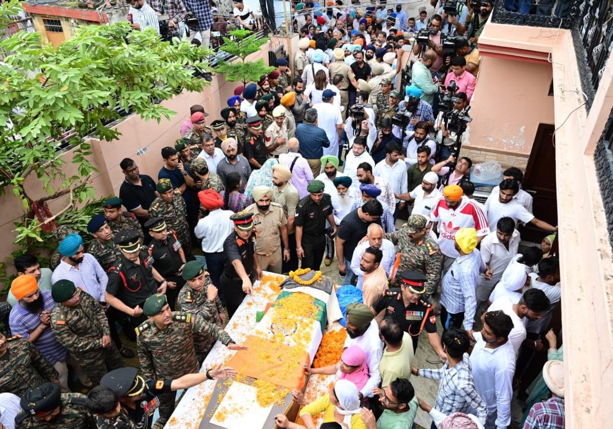 MattLaemon's tweet image. 7-year-old son of #ColonelManpreetSingh salutes his father wearing an army uniform  

The mortal remains of Col. Manpreet Singh reached at his relatives village Bharaunjian in #Mohali today