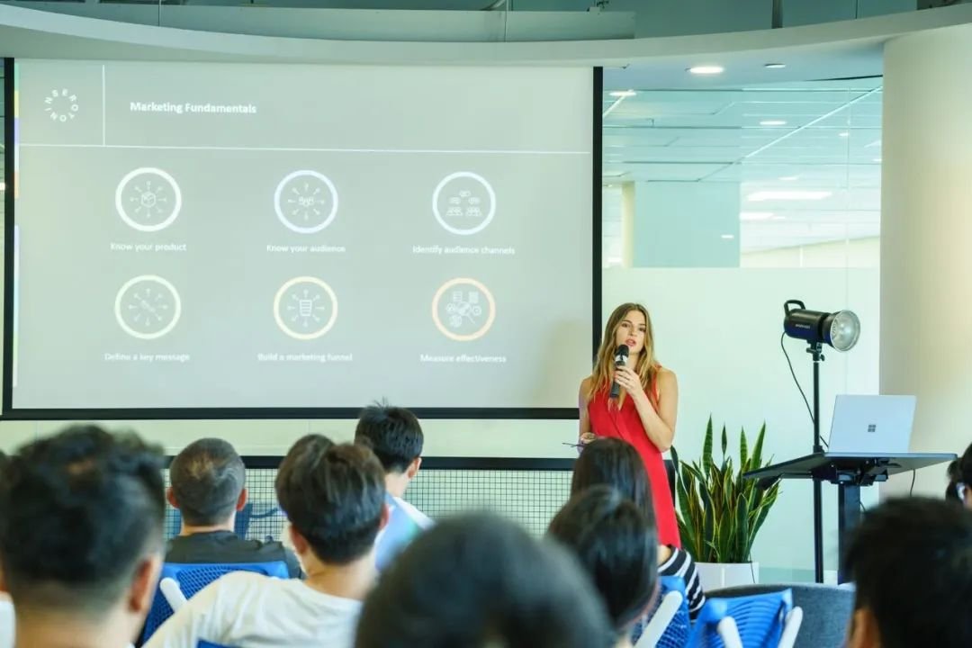 TechFlowPost's tweet photo. Token2049 见闻录：东升西降，行业八卦与办会生意经

这可能是信息量最大的Token2049小作文，来自深潮 TechFlow 创始人 @Lyangminn 

主办方究竟赚了多少钱？此次新加坡活动有哪些有趣的八卦？币圈大佬们如何看待明年的行情？

1.东升西降

“人人人人人……”Token2049 挤满了人，无论是主会场，还是各类 Side Event 都挤满了人，让人不由得 WTF，“现在真的是熊市？”

不仅有中国人、韩国人、日本人和东南亚人，还有大量来自欧美的各大头部项目方、VC、KOL，相比香港的活动，新加坡真正称得上“国际化”。

我们随机和一些海外友人聊了一下，总结起来就是：美国监管机构打压加密货币，政策风险剧增，亚太市场成为了新的自由天地，他们来找钱和用户。

一个小插曲，一个朋友的加密 VC 名字为 “10Cents Ventures”，不料一大堆海外初创项目创始人来主动找他 Pitch，希望投资他们，因为他们将“10Cents Ventures”理解成了“Tencent Ventures（腾讯投资）”。

几个月前，如果在行业内说“东升西降”必然喜提嘲讽，但是 Token2049 呈现的景象俨然让新加坡成为了加密货币的全球首都。

尽管目前行业最顶尖的 VC 和项目都还是在美国，但越来越多的项目考虑走出去，开拓亚太市场。

由于 Token 2049 过于火爆，以至于同时期在美国举办的 Permissionless II 略显尴尬，在美国参会的朋友表示，Permissionless 参会人数大不如前，有赞助商十分不满。

一个来自知名项目方未经证实的消息，未来共识大会等知名大会也有考虑来亚洲，2018 年 CoinDesk 有尝试在新加坡举办 Consensus 共识大会新加坡站。

Devcon 2024 将在泰国与越南中间二选一，可以预见未来全球最核心的区块链会议基本会集中在亚洲。

2.主办方赚了多少钱？

参会的时候，一边感慨人真多，一边好奇，“主办方究竟赚了多少钱？”

此次主活动有超过 10000 名参会者注册，400 多家赞助商……

在参观各个展台的时候，尝试去打听他们的赞助价格，各不相同，根据展台的大小和位置，价格分别有 1 万、3 万、5 万、7 万美元乃至更高，至于一些核心的冠名和大海报露出则又是另外的天文数字。

活动结束后，分别从不同渠道听到不同的回答，有人说主办方这次赚了 3000 万美元，也有人说这次他们赚了 1500 万美元左右，1500 万美元是一个更加准确的回答，足以让人羡慕。

据悉，Token2049之后，有新加坡的币圈老板立即决定创办一家会展公司。

2018 年第一届 Token2049 仅有 1000 名左右的参会者，5 年过去，增长 10 倍，甚至在去年和今年热度远超美国的共识大会和中国的万向区块链全球峰会这两个老牌加密峰会。

这背后固然有主办方个人的努力，或许更重要的是历史的进程，真正的转折点是 2022 年，新加坡一跃成为亚太 Web3 中心。

2023 年，美国的监管大棒又悉数落下，让不少 Web3 项目考虑逃离美国。这次大会，有超过 15%的注册参会者来自美国。

Token2049 Sigapore 的命运起伏和新加坡这个国家捆绑在了一起，成为了中美加密监管和地缘政治的受益者。

Token2049 Sigapore 的成功如同很多交易所的崛起，等着竞争对手犯错，抓住机遇，躺赢。

明年，Token2049 除了在新加坡，还会在迪拜举行，本来 Token2049 除新加坡之外的另一个场地是英国，但是 2022 年 Token2049 伦敦过于萧条，于是今年就被取消。

迪拜是另一个 Web3 中心，并且中国人过去免签，办会要赚钱还得靠华人。

3.尴尬的嘉宾们

一年四季，在各个国家参与区块链大会的意义究竟在于哪里？

有人是为了融资，有人是为了做市场/BD，有人是为了旅游发朋友圈，有人是为了见老朋友……但是估计没有多少人是真的为了听演讲。

这导致所有的区块链大会都会有一个尴尬的场景：一大群人在主会场外聊天社交，少数人在里面“一边听讲，一边玩手机”，外面的人聊天累了就进去坐着休息一下，台上嘉宾的演讲只是背景音。

在 Token2049 开幕之前曾参加一个活动，台上的嘉宾异常优质，均是行业顶尖项目的创始人，台下却是熙熙攘攘的听众，入座率仅为 3 分之一，更何况大部分人也仅仅只是坐着，绝大多数人在外面聊天社交。

在那儿的一瞬间，我尴尬恐惧症发作，于是赶紧坐到第一排盯着嘉宾，假装认真听讲，尽管其实我并不能完全听懂，只是不想让他过于尴尬，尽可能给予嘉宾情绪价值。

在这里要特别表扬一下媒体同行律动 Blockbeats，派出了超过 10 名记者和编辑参加 Token2049，在现场记录嘉宾们的演讲内容，第一时间翻译成中文并发布传播。

尽管我们知道所有的活动最终都会变成 Social，但是我们依然抱着“做一个有内容的活动”的想法联合 QuestN、imToken 举办了 Web3 增长活动“GM Singarpore”，特别邀请了复星集团联合创始人梁信军先生，前 Consensys CMO，也是以太坊第一位市场负责人 Amanda 女士来做了分享。

原本只打算做一个 100 人左右的小活动，结果后台涌进超过 1000 名报名注册，出于场地考虑只通过了不到一半的申请，结果依然在活动中途不得不临时限流，禁止人员进入。

在活动过程中，我们依然无法避免大量参会者社交聊天，强行禁止也无必要，但有相当一部分观众全程听完了 4 个小时，10 个演讲，2 个圆桌，向他们表达敬意，Respect！

4.行业八卦

有人的地方就有江湖，有江湖的地方就有八卦。

对于一个大部分人是远程办公的行业而言，线下大会自然成为了交流行业八卦最好的机会。

相比上海或者香港，只能交流华人圈的八卦，新加坡的八卦则更加国际化。从天价罚单到海外大 VC 员工的地下恋情、桃色绯闻……

华人圈的八卦则相对传统，无非就是xxx之前进去了，花了多少钱才出来；xxx的二级基金又亏了多少钱；xxx内斗严重；某 VC 两位合伙人集体离开......

Base 新加坡的朋友们均表示，新加坡待久了，的确有点无聊，本土八卦也很少。

尽管新加坡币圈大佬云集，但是在这些大佬们的内心深处或许都有一个“归国梦”，期待有一天名正言顺，衣锦还乡，回到北京，回到梦开始的地方，寻得认可。

相比于去年，新加坡的热度有所降温，一个明显的指标是，新加坡的房租降了。

其中一个原因或许在于，新加坡打击“福建帮”洗钱大案，大量人离开新加坡，甚至有新加坡本土司机发现自己的老板和同事们一夜跑空的现象。

5.熊市造资产

“熊市造资产牛市卖”，几乎成为了行业共识。

在熊市，大家都在造什么样的资产？

从个人有限的参会经验来看，看到最多的项目类型主要是，有利于法币出入金的支付项目，稳定币，RWA，Gamefi，ZK…… 特别是 RWA，成为了初创公司们的心头好，此外一些新的稳定币即将问世，有来自创业团队，也有来自头部加密金融平台。

在会场一个受瞩目的项目是 The Open Network (TON) ，受益于 Telegram Bot 的热度，大家认为基于 Telegram 的海量用户去做转化是促成“mass adoption”的一个方向。

第二个观察到的现象是，已经发行过加密资产的团队很多在运营建设新项目，相同的团队，另起炉灶，重写叙事，重新融资，重新发币，诸多团队不约而同都选择去做 ZK 相关的基础设施。

旧叙事项目做着做着便进入死胡同或者瓶颈，无法突破，更换叙事，寻求新出路成为常见现象。

在华人加密圈，“发币工厂”貌似不是一个贬义词，大家更愿意投资有过资产发行经验的连续创业者，成功过第一次，就更有可能成功第二次，第三次。

6.牛市何时来？

Token2049 很热闹，但喧嚣之下依然笼罩着“焦虑”与“不安”：牛市什么时候才能来？下一次牛市的主流叙事将会是什么？

在一二级市场集体深熊的当下，不少早期项目已经熬不住了，有大型交易所考虑以高估值融资，有老牌项目考虑全部出售……

9 月 12 日，我主持了由 Antalpha 主办的“2023 亚洲数字资产机构投资者峰会”圆桌论坛，Cobo 联合创始人神鱼、ANTPOOL CEO、比特大陆市场总监等悉数参与，在“2024 减半行情”相关问题下，各位嘉宾均表示持谨慎乐观的态度，且认为这是最后一次对比特币有重大影响的减半事件，大家均对明年的行情寄予期望，在特别依靠“共识与预期”的加密市场，信心往往比黄金还重要。

神鱼大胆预测明年此时比特币价格会在 4-6 万美元，所有的预测都可能被打脸，但是依然期待神鱼的预测能够成真。

（PS：在加密行业能够不怕被打脸，给出直接判断值得欣赏，总比一直说模棱两可的话或者正反都说，成为“永赚博主”强）

在到处都是 ZK、到处都是基础设施的当下，我们期待真正的杀手级应用，有新的人和新的钱才会有新的牛市，https://t.co/BknsZYTjfR 和 Telegram Bot 是特别值得关注的趋势，从 0 到 1 做 Web3 增长太难了，寄生并金融化 Web2 的社交关系链与用户沉淀是我个人比较看好的方向与趋势。

期待明年的 Token2049 会有不一样的惊喜。

以上皆是我喝了大半杯 Singapore Sling 就醉后的碎碎念，十分主观，感谢阅读。