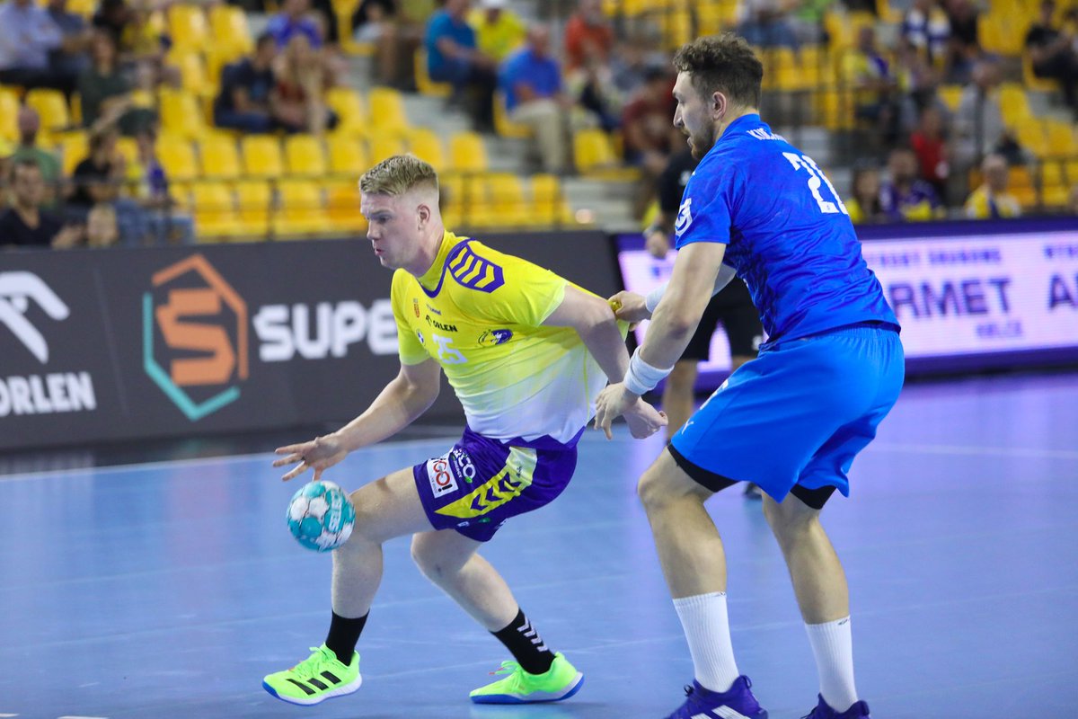 🟨⬜🟦 Trzy gole po bardzo trudnych technicznie rzutach, pięć asyst. Pierwszy kwadrans Haukura Thrastarsona po powrocie po poważnej kontuzji kolana. Ależ cieszy ten widok. Oby zdrowie dopisywało.  

fot. Industria Kielce