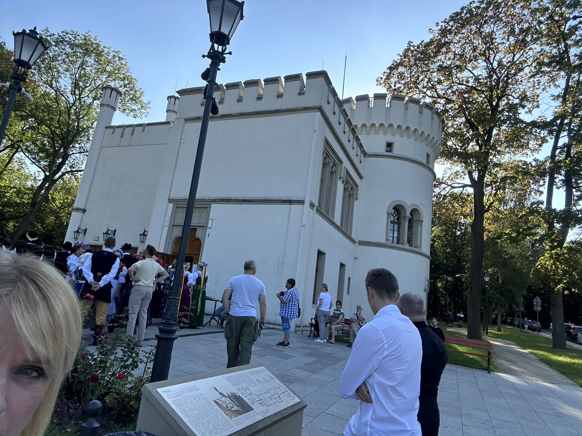 JolantaMilas's tweet photo. 📍Wzruszające spotkanie na ulicy w Bytomiu. Pani w takim stroju jakie pamiętam z dzieciństwa. Kobiety właśnie w takich strojach chodziły na co dzień i do Kościoła- pamięta. #Śląsk #tradycja #pozdrowienia #Polska #Europa https://t.co/nm7nl5qKar