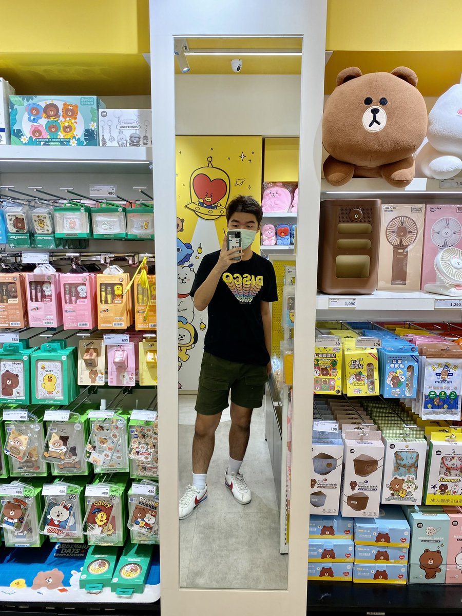 artmarchhh's tweet photo. 我是誰？😙 #台中 #LineFriendsStore https://t.co/nl9nYFnfGR