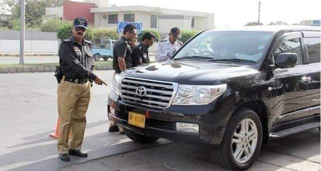 127 ارب ڈالر کے مقروض مُلک کا ایک ڊپڻي کمشنر دو کروڑ کی گاڑی میں بیٹھ کر 6 گارڈز کے ساتھ پیاز ٹماٹر کا ریٹ چیک کرتا ھے کہ کہیں ریڑھی والا قوم کو لوٹ تو نہیں رہا۔
عجیب مذاق ھے😁😂