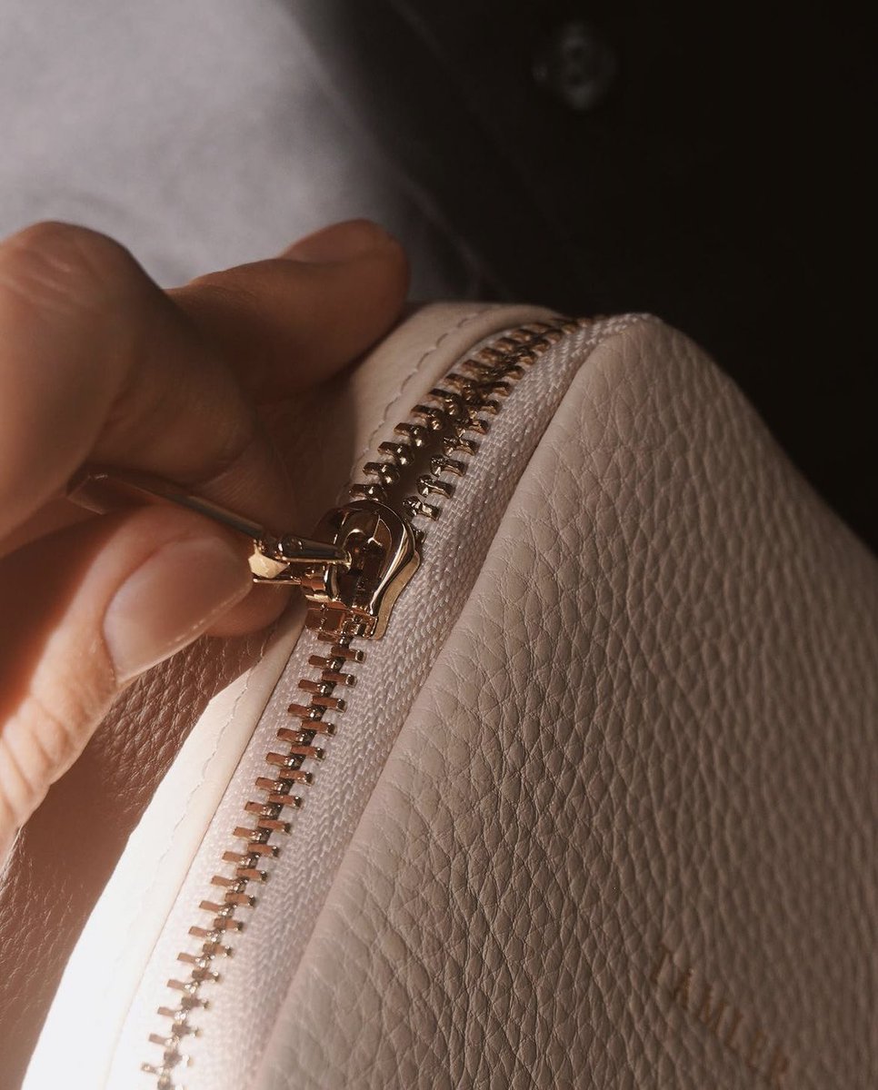 Tamler_jewelry's tweet photo. Мини-шкатулки TAMLER идеально подходят для путешествий. Внутри несколько секций: для колец, пуссет и колье. Они расположены таким образом, что украшения не "травмируют" друг друга. Этому же способствует и специальное #antiscratch покрытие из микрофибры. Стенки шкатулок жесткие, держат форму, и даже находясь в чемодане, наполненном отпускными нарядами, не позволяют давлению травмировать ваши любимые ювелирные изделия. #Tamler #TamlerJewelry #TamlerШкатулки