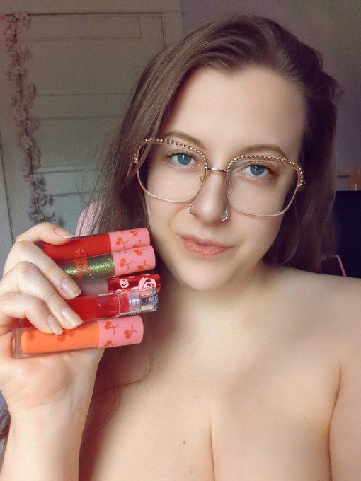 New wishlist gifts have arrived! 🎁  💋 Half of a lipgloss haul from a very good boy who keeps me nice