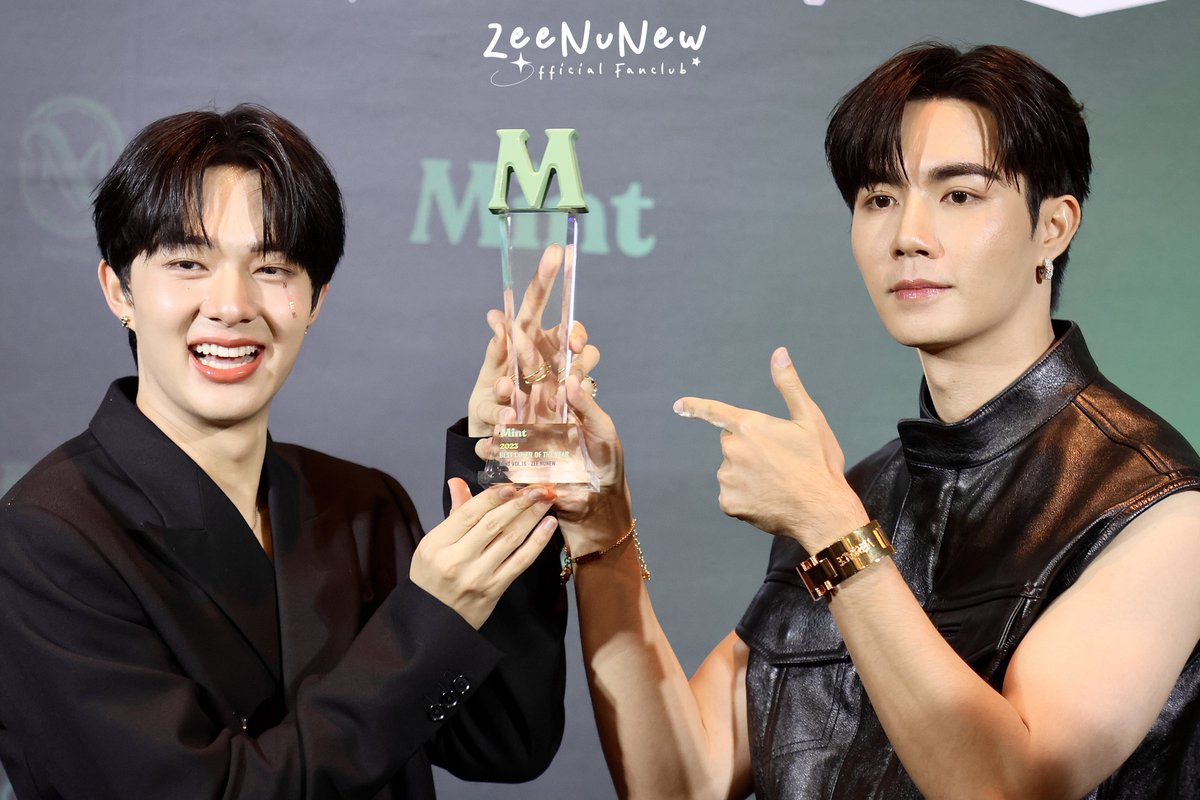 มีแหวนคู่แล้ว ก็ต้องมีรางวัลคู่ ☺️
รับรางวัลด้วยกันอีกรางวัลแล้ว เก่งที่สุดเลยยยย~

#CoverOfTheYearZeeNuNew

<a href="/zee_pruk/">Z</a> <a href="/CwrNew/">NuNew</a> 
꒰ #ZeeNuNew #ซนซน ꒱