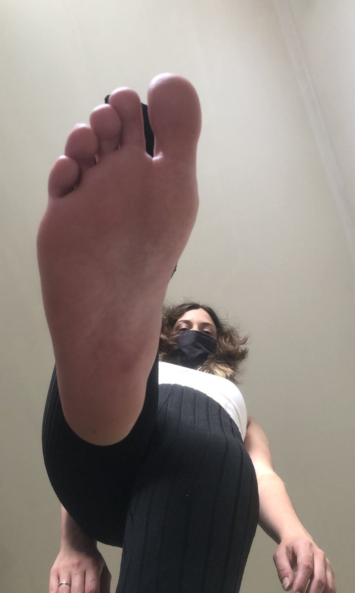gts_liane's tweet photo. When your dream as a tiny is to get smooshed by my sole and you realised too late that you urged for one last stroke unde my toes before becoming a tiny red stain ~ hurry up… I can be merciful~ 

#giantess #sizetwitter https://t.co/pIdGMfZho9