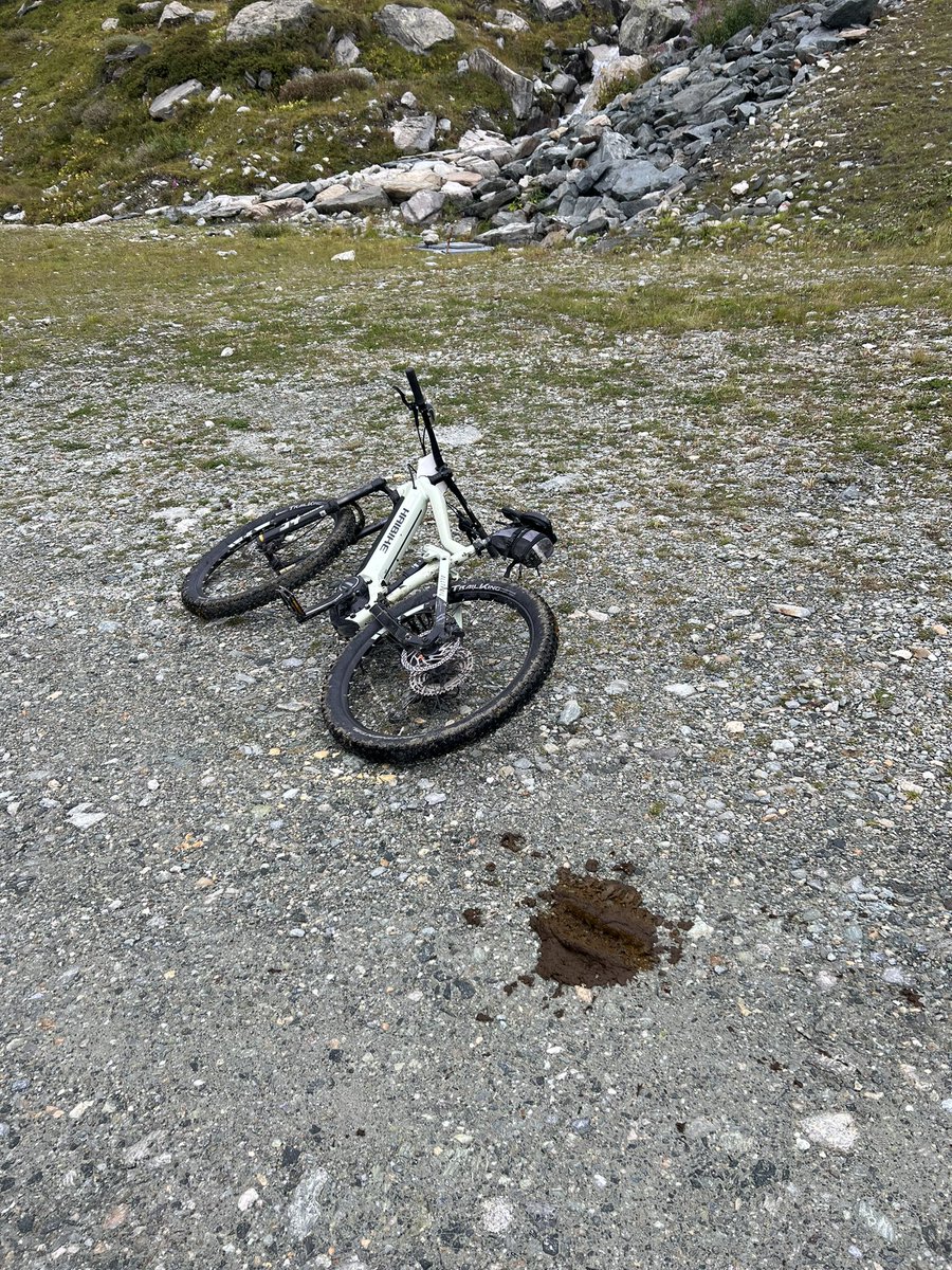 ico67's tweet photo. la mia bici ed io dopo 900 metri di #dislivello 🤣🤣🤣 https://t.co/0O6pXSVkKb