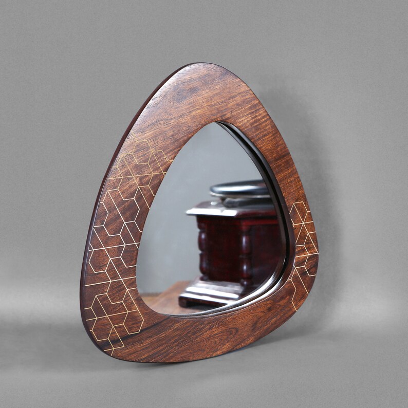 qualitycrafts0's tweet image. Your home is a reflection of your personal. The Acacia wood mirror ties the past to the present with an intricate brass inlay in the matrix pattern, which symbolize hope and peace. 
#walldecorativemirror #decorativemirror #homedecor #qualityhandicrafts #quality