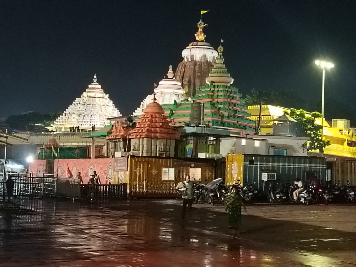 आज ईश्वर की असीम अनुकंपा से प्रभु जगन्नाथ (पुरी) के दर्शन कर समस्त जनमानस के कल्याण हेतु सहपत्नी प्रार्थना की
जय जगन्नाथ प्रभु