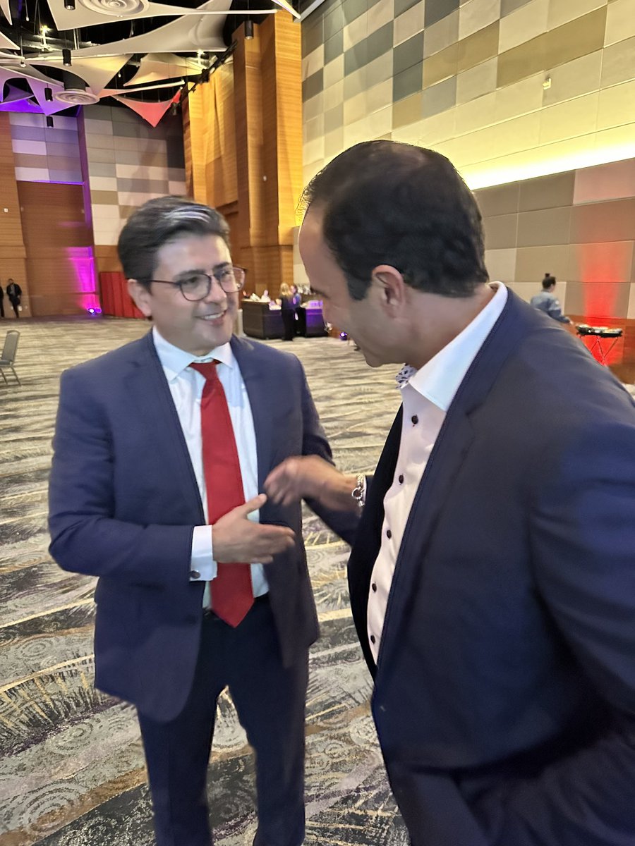 mcsoazespanol's tweet photo. Anoche el Sheriff Penzone asistió al evento del @ConsulMexPho para celebrar la independencia de México con el Consul @jorgem_yescas #ElGrito https://t.co/YJ5dPj31oK
