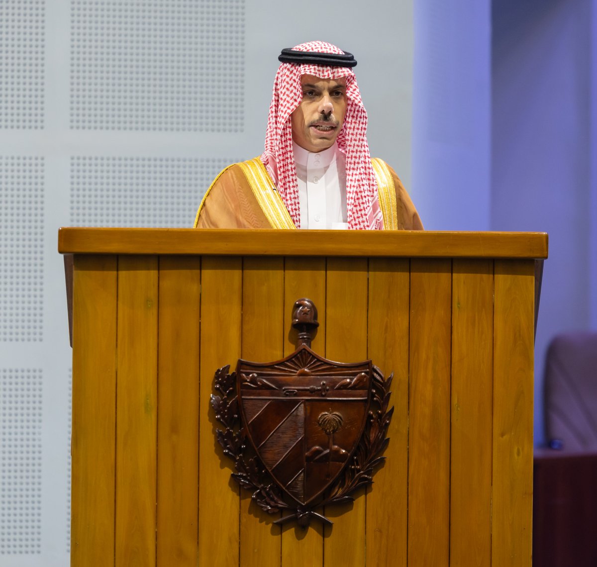 spagov's tweet image. نيابةً عن #خادم_الحرمين_الشريفين..
سمو وزير الخارجية يرأس وفد المملكة في قمة مجموعة الدول "الـ77+الصين".. ويلقي كلمة المملكة.
spa.gov.sa/ea9fe00cd8s
#واس