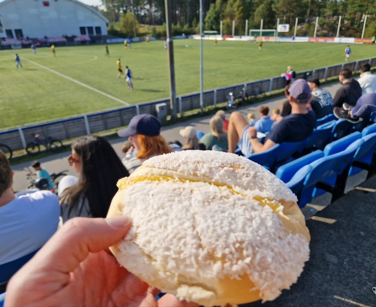 Nydelig ettermiddag på vakre Flekkerøya 🇧🇻 Tett og jevnt. EIK satt sin straffe, mens Fløy missa. Det var hovedforskjellen. Stor kred til Rægestimen for nydelig support og imponerende kreativitet og variasjon i sangene 👏
@FloyFotball vs @eik_fotball 0-1
#Groundhopping