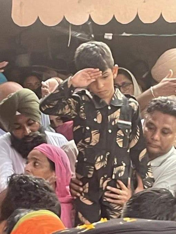dailyinfopoint's tweet image. शहीद कर्नल मनप्रीत सिंह के बेटे ने अपने पिता के पार्थिव शरीर को आखिरी बार सलामी दी
प्रार्थनाएँ 🙏🏾🤲🏾
#ColonelManpreetSingh