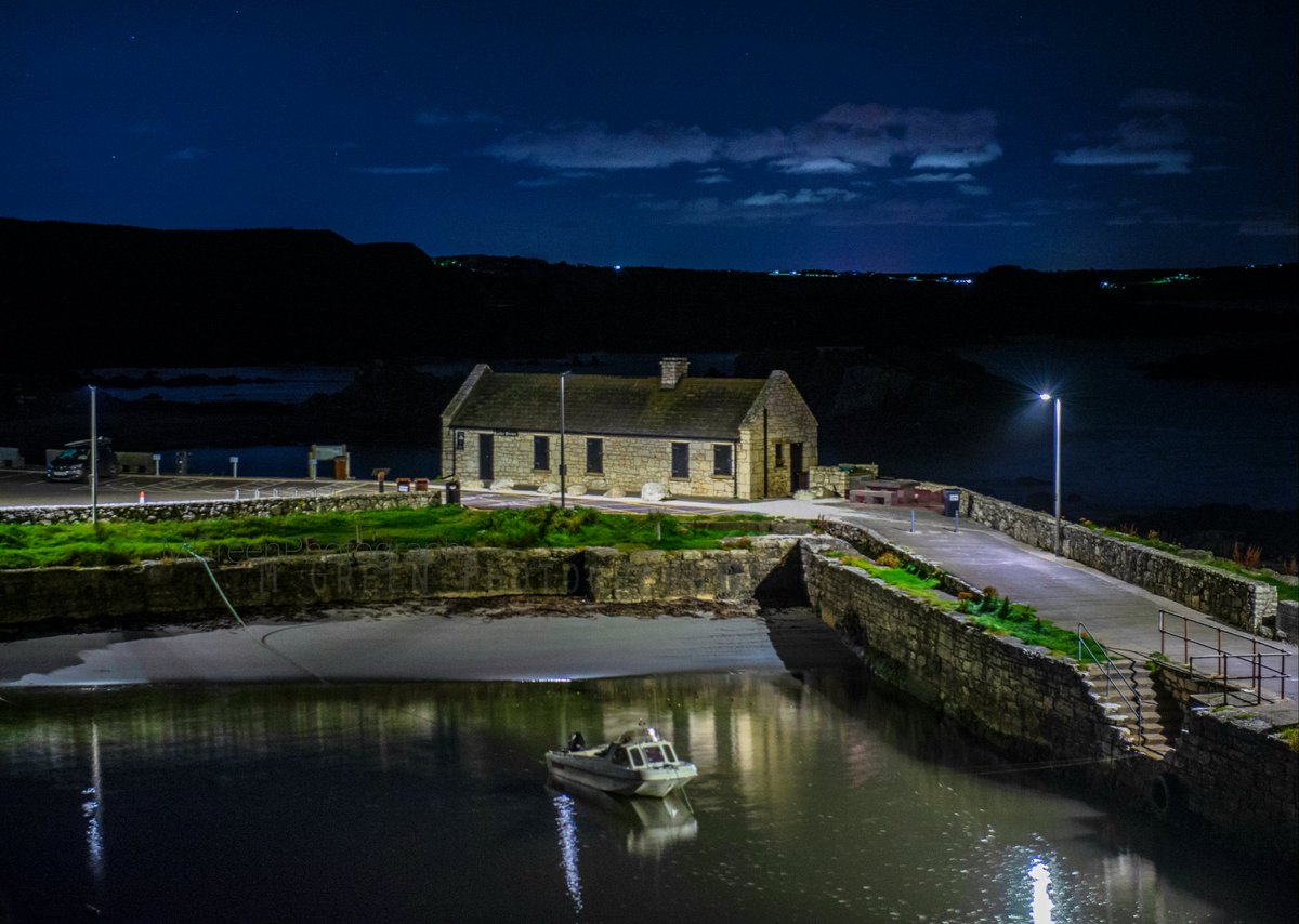MGreenPhotogra1's tweet photo. The stillness of the wee small hours...#ballintoy #reflections #stillness #coast #antrim #northcoast @angie_weather @DiscoverNI @GoToIreland #nature #nightsky #sand @WeatherAisling #boats #harbour #notasoul @barrabest #nightlights #tourism #walk #film #location https://t.co/aYUoKzck6w