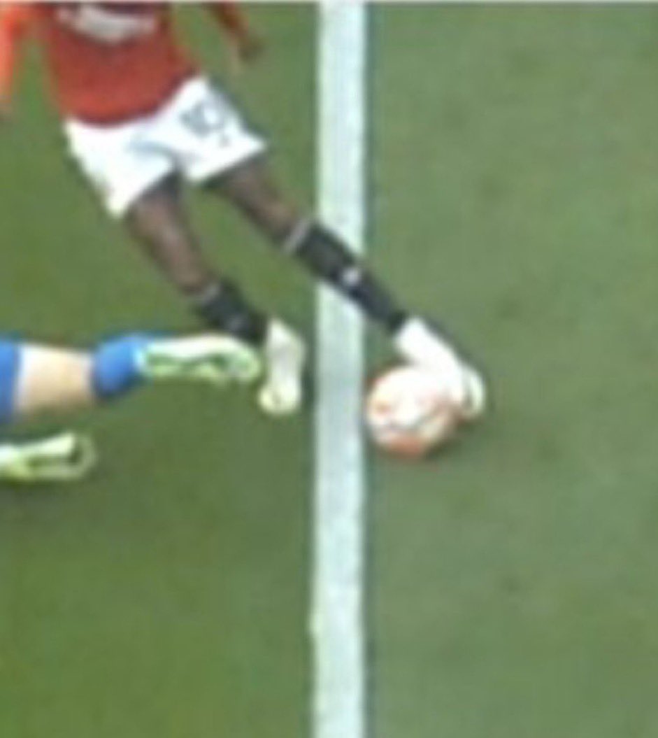 ReachOperator's tweet image. This is a robbery this is exactly what happened against Germany and they gave it. Against Manchester United this is what happens

Ffs.
#MUNBHA