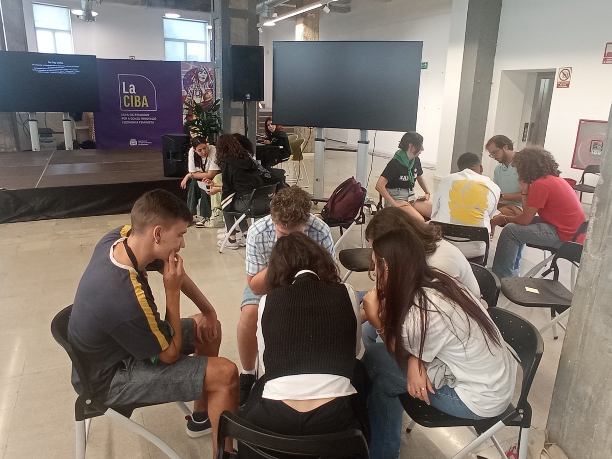 xarxavalors_sc's tweet photo. Els i les joves ambaixadores treballen plegades per compartir les seves experiències i les seves estratègies https://t.co/z6AMZdwFDG