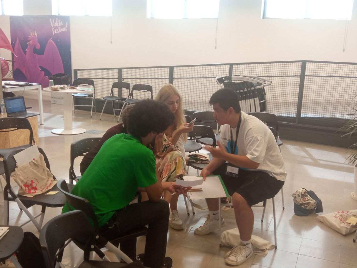 xarxavalors_sc's tweet photo. Els i les joves ambaixadores treballen plegades per compartir les seves experiències i les seves estratègies https://t.co/z6AMZdwFDG