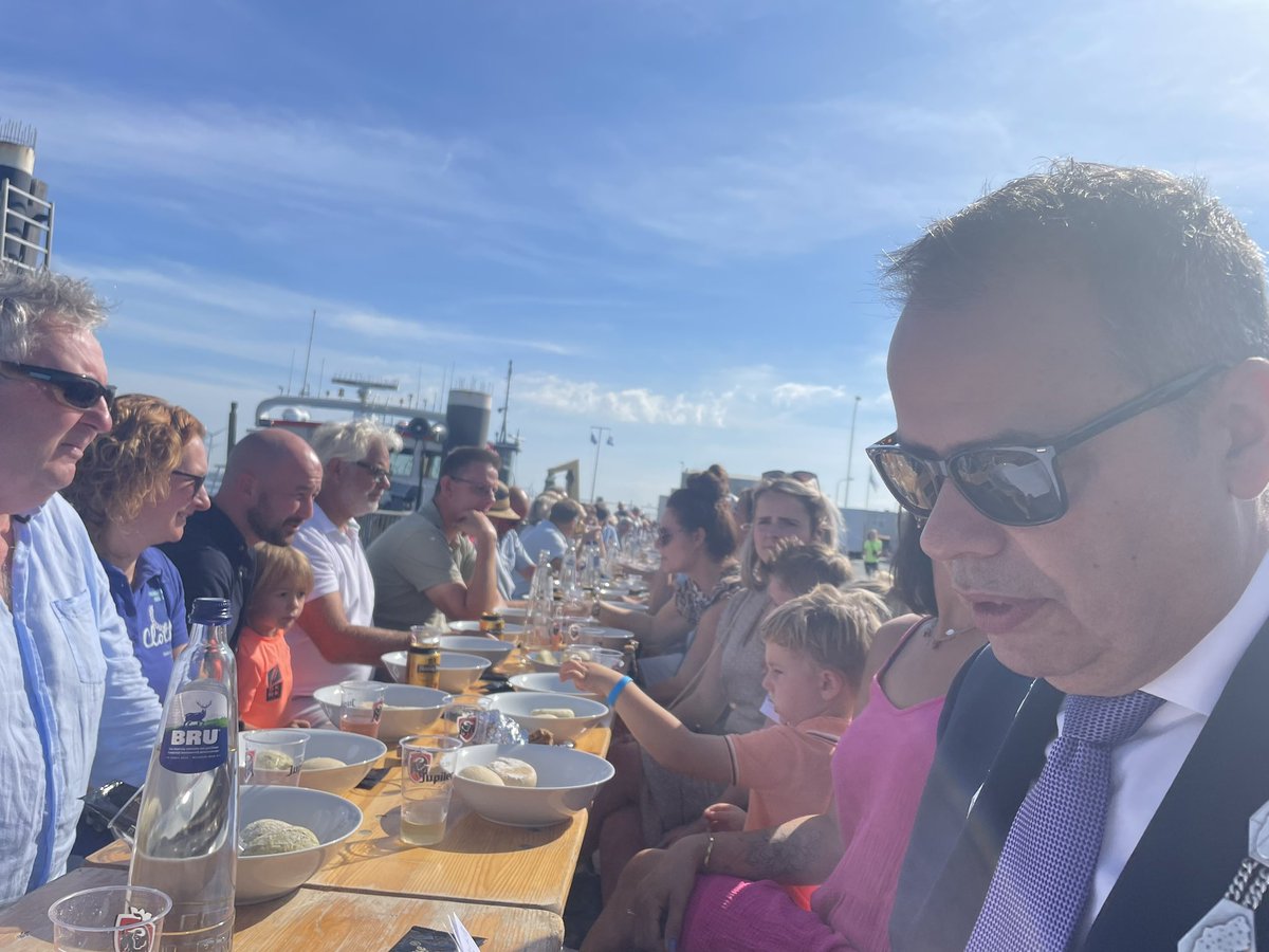 LaurenceHaack's tweet photo. Wereldrecordpoging het grootste aantal mensen dat aan één aaneengesloten tafel mosselen eet op de #Havenkade in #Bruinisse. Dat móet gewoon lukken, de teller staat op 1200 en loopt nog. @roykloplsd  is #spreekstalmeester. Burgemeester @JackvanderHoek begeleidtmiss visserij https://t.co/3qBlctiheV
