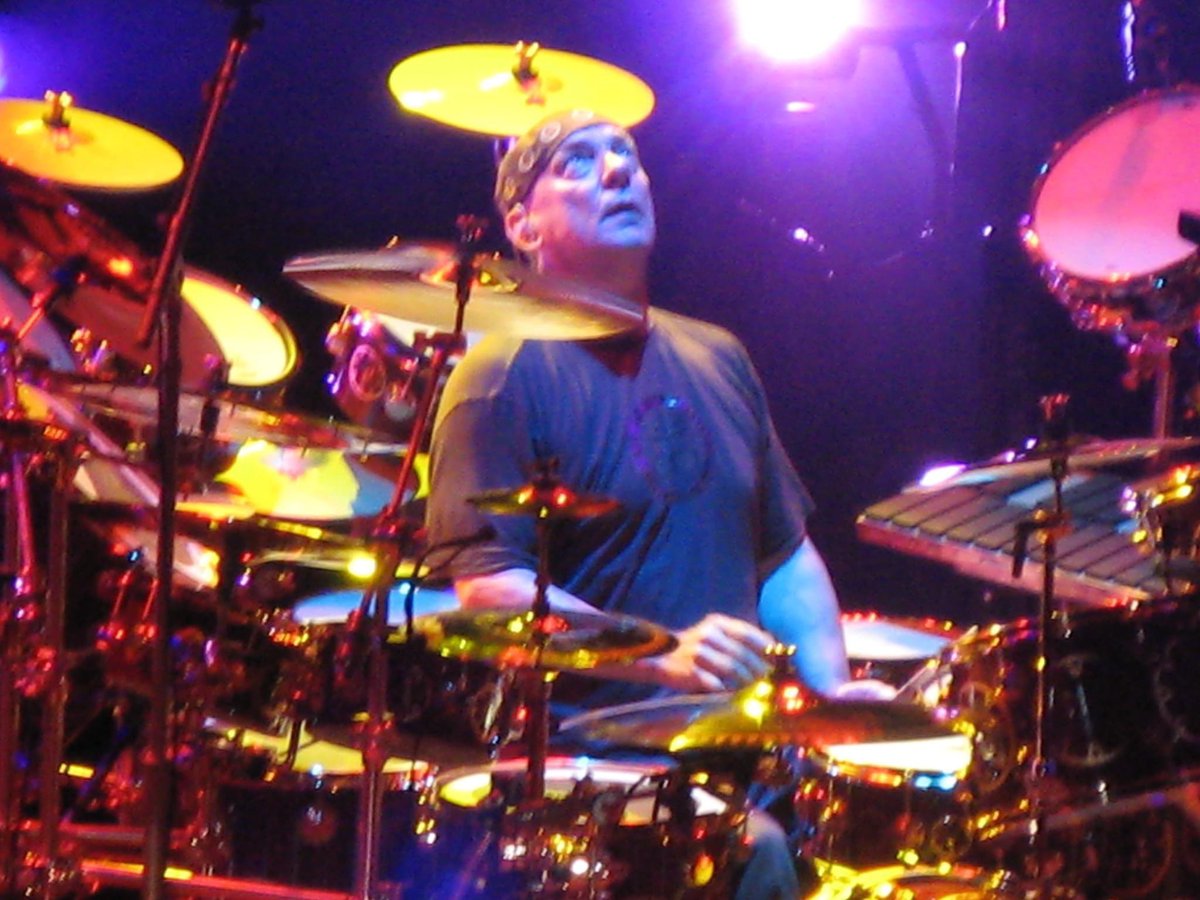 It’s the power and the glory
It’s a war in paradise 
A Cinderella story 
On a tumble of the dice

Big Money goes around the world 
Big Money give and take
Big Money done a power of good 
Big Money make mistakes…

#RIPNeilPeart 
Happy Pratturday #RushFamily @RushFamTourneys
