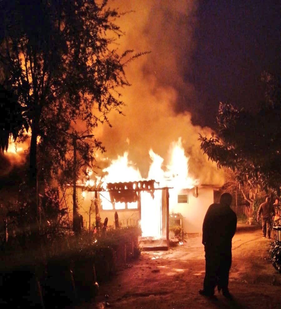 INF0SCHILE's tweet image. ⚠️#Casablanca 🔥#Incendio Estructural Deja 1 Vivienda Destruida en #Lagunillas Esta Madrugada.