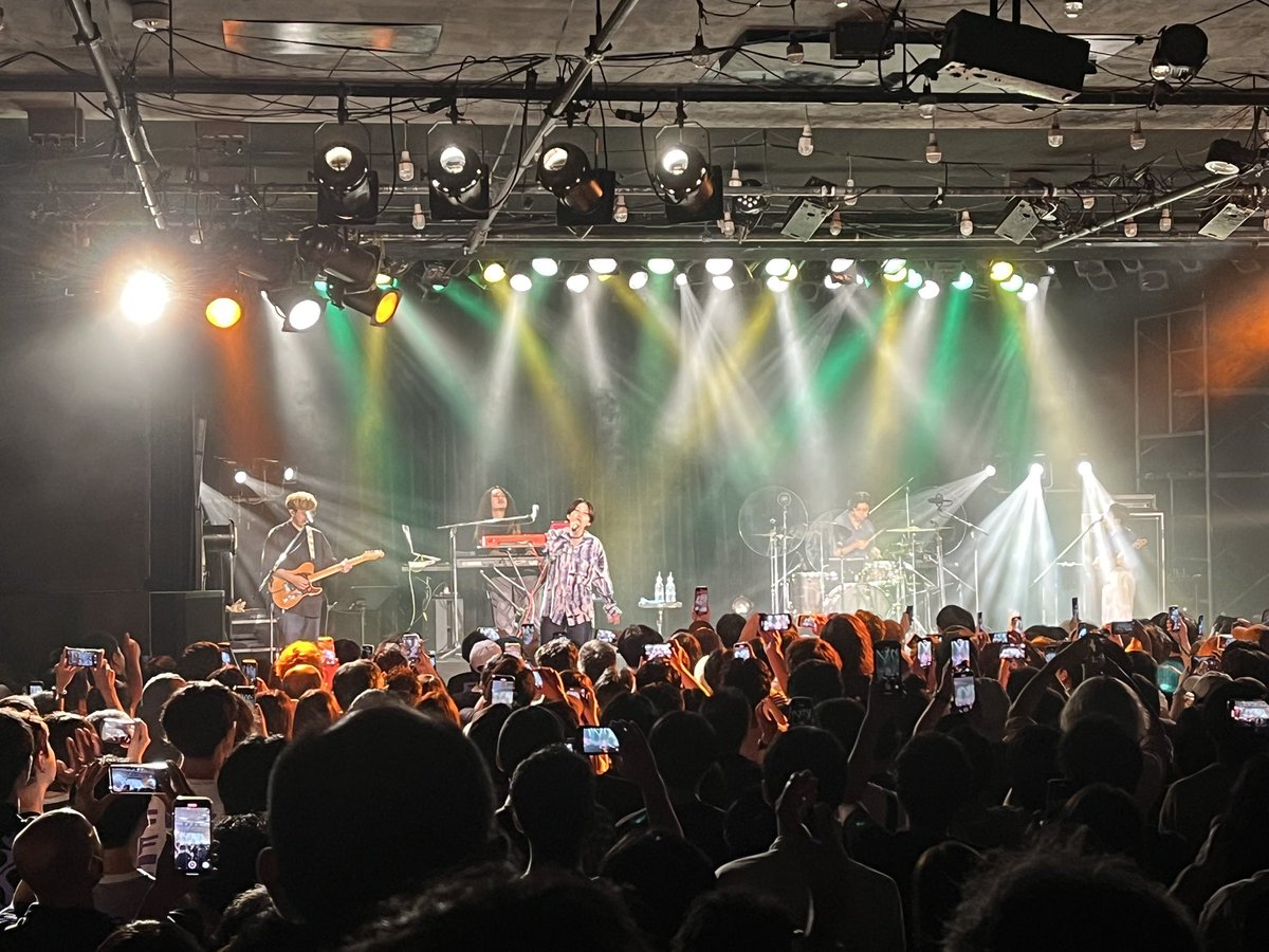 hioiaia's tweet photo. ステキな音楽をありがとう!
久々のライブ、声を出し合える環境って本当幸せだなと感じたよ~
楽しかった~
(写真はアンコールの写真OK時のものです)
#FlyFlyFly
#佐藤千亜妃
#佐藤千亜妃_BE https://t.co/4wQ6d09d4b