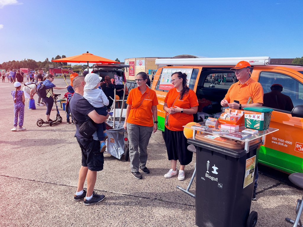 #BSR heute noch bis 20 Uhr auf dem #Riesendrachenfest. Wir beraten euch gern zu den Themen Abfallvermeidung, -trennung, #ZeroWaste, #ReUse & Co. Kommt vorbei! #Berlin #NullVerschwendung #Orange