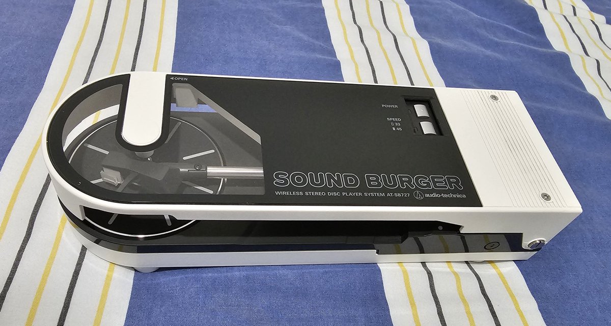 the soundburger is here. two major issues:

1. it's not red, like ariane's soundburger. i am sorry ariane i have disappointed you

2. I do not have any vinyls. i feel like getting into vinyl is like a chicken or egg thing. which one do you get first, the player or the vinyls? lol