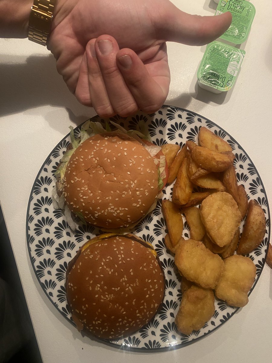 RamosMax08's tweet photo. Eh @McDonaldsFrance c’est normal votre #bigtasty a 11€ le menu il a rapetissé de la taille d’un cheese pour enfant ? Par contre le prix reste le même. QUELLE HONTE… Réponse de vos managers en restaurants : « c pas nous qui choisissions les recettes, on trouve ça honteux aussi » https://t.co/ofV12gr6ya