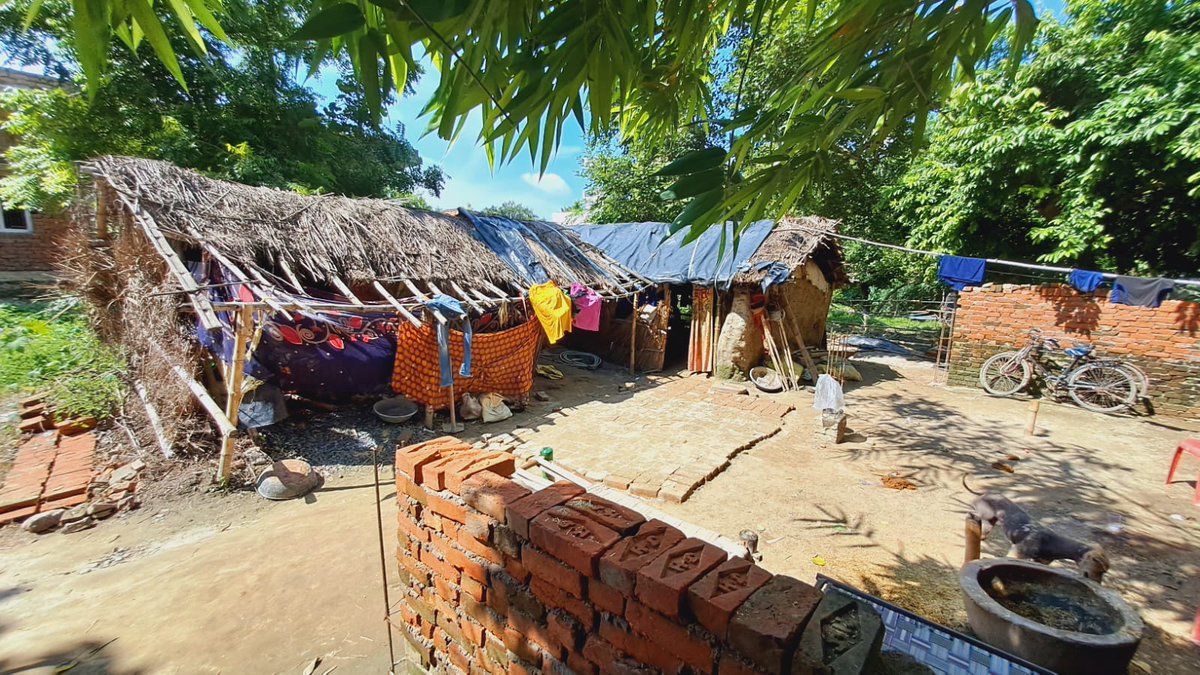 यह इस परिवार का घर है इसी में यह पूरा परिवार निवास करता है। आज की तारीख में भी कोई परिवार इस तरह की जर्जर मंडई में रह रहा है तो उसकी आर्थिक स्थिति का अंदाजा आप लगा सकते हैं ।
  यह गांव मूलत ब्राह्मणों का है,जिसमें एक ही परिवार मौर्य का था। उस एक परिवार से ही अब तीन परिवार हुआ है