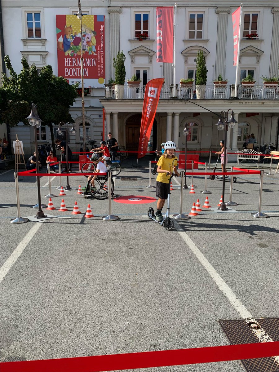 varnostprometa's tweet photo. Preizkusite se v različnih vlogah v prometu na poligonu Križišče mikromobilnosti v Celju, kjer lahko skupaj z ostalimi obiskovalci ustvarite prostor varnega srečevanja. #VozimoPametno #simulatoreskiroja #zavarovalnicatriglav #vozimse #pazito https://t.co/kABhRBUg8Q